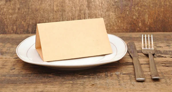 Пустое блюдо со старой бумагой — стоковое фото