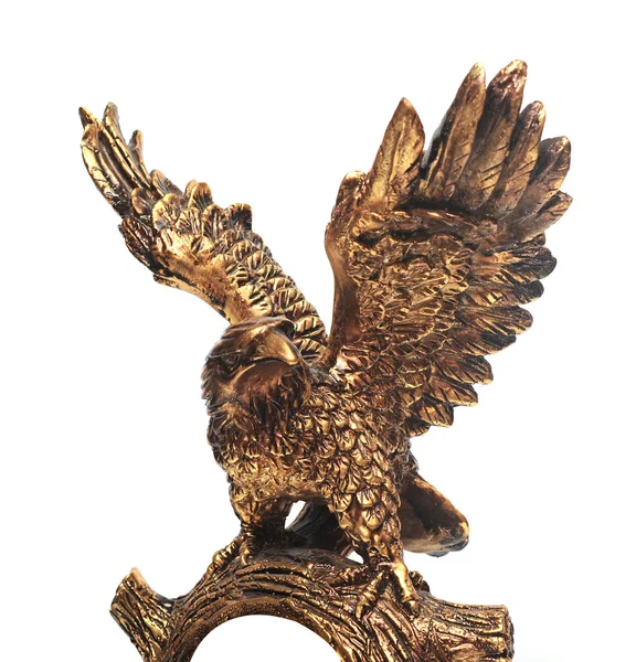 Estatua de águila dorada sobre un fondo blanco . — Foto de Stock