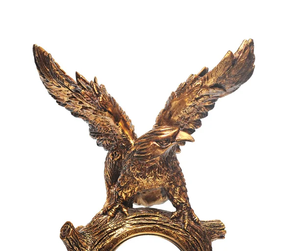 Estátua de águia dourada em um fundo branco . — Fotografia de Stock