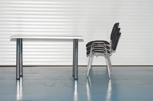Pomieszczenie biurowe z krzesłami i stołem. odbicie piętro — Zdjęcie stockowe