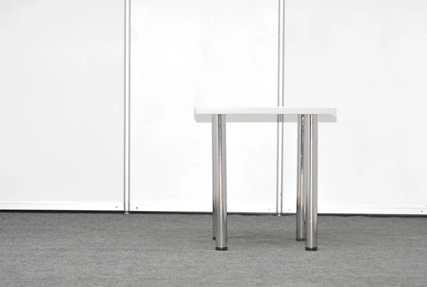Stand de exposição com mesa — Fotografia de Stock