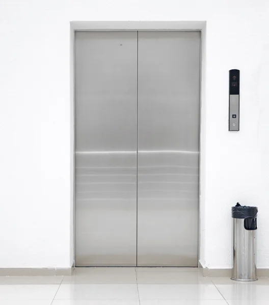 单一电梯门 — 图库照片