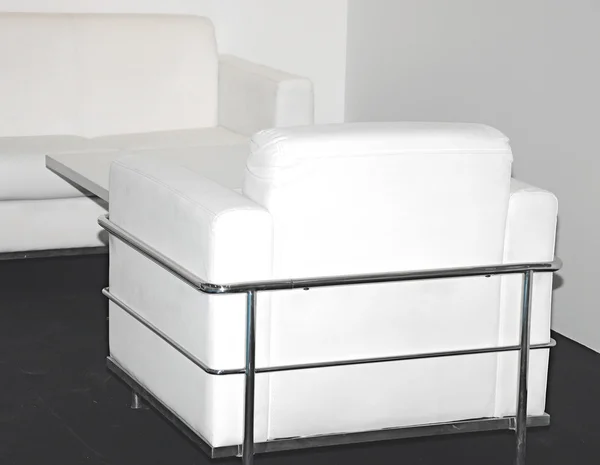 Detalle de una moderna sala de estar con sillón blanco — Foto de Stock