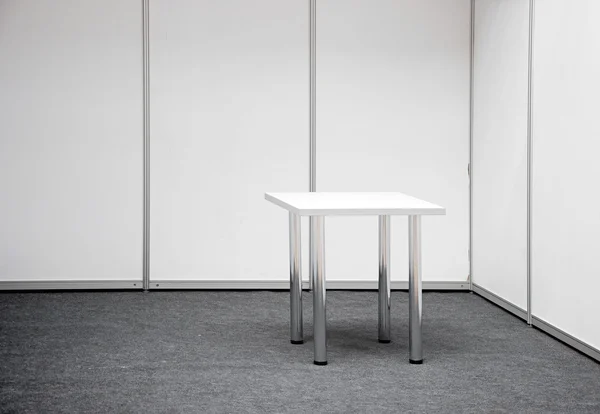 Stand espositivo con tavolo — Foto Stock