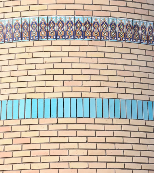 Mur de briques avec mosaïque de couleurs — Photo