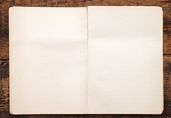 Libro blanco extraído de un cuaderno sobre un fondo de madera — Foto de Stock
