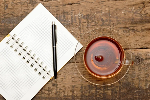 ノート、ペン、テーブルの上のお茶 — ストック写真