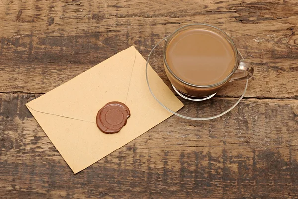 Конверт с восковой печатью на кофейном столике — стоковое фото