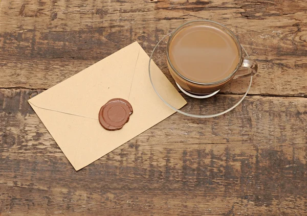 コーヒー テーブルの上のワックスのシールと封筒 — ストック写真