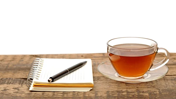 Notitieboekjes, pennen, thee op tafel — Stockfoto