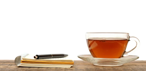 Notitieboekjes, pennen, thee op tafel — Stockfoto