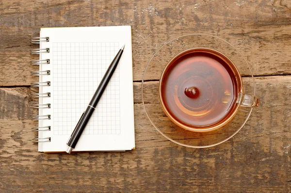 Notizbücher, Stifte, Kaffee auf dem Tisch — Stockfoto