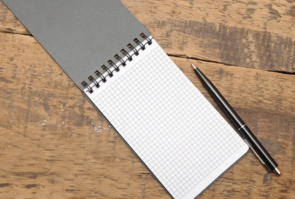 Пустая бумага с ручкой — стоковое фото