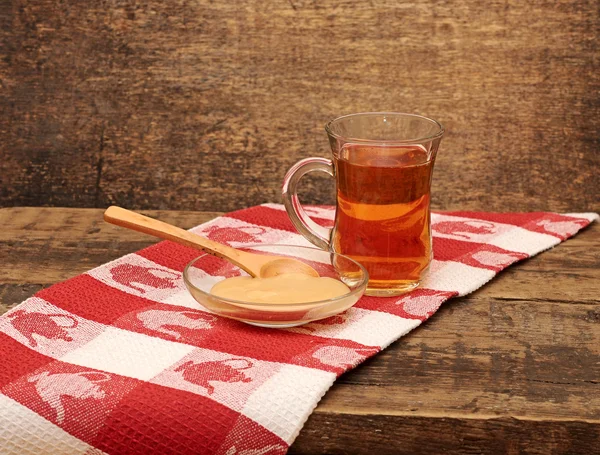 お茶、木製の背景に蜂蜜 — ストック写真