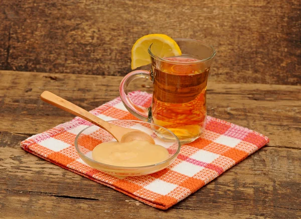 Sklo zázvorový čaj s medem a citronem - čas na čaj — Stock fotografie