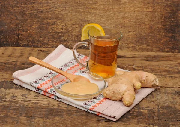 Vaso de té de jengibre con miel y limón - hora del té —  Fotos de Stock