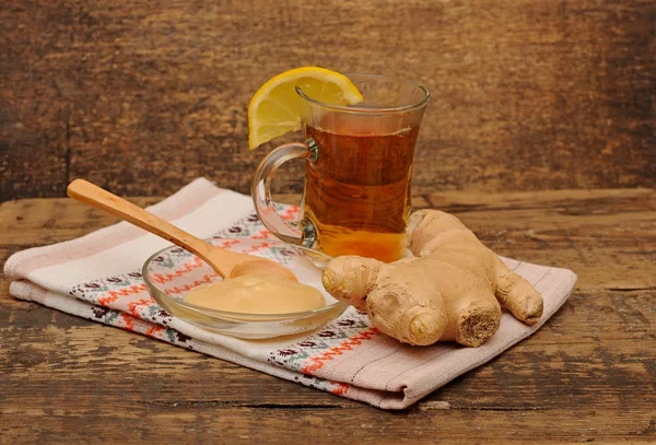 姜汁茶与蜂蜜和柠檬-玻璃茶时间 — 图库照片