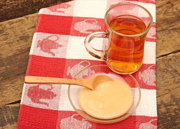 Copa de té con miel en una servilleta colorida —  Fotos de Stock