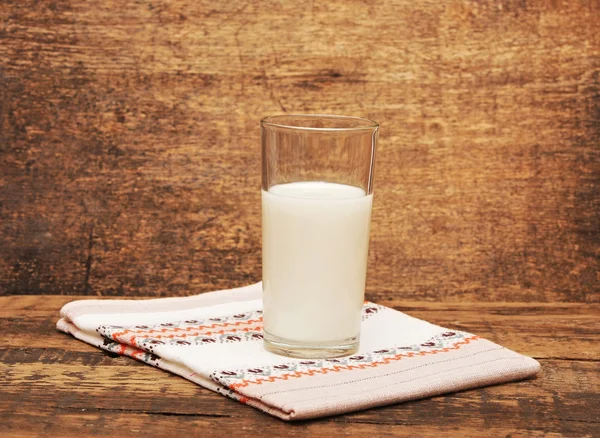 Čerstvé mléko a skla na dřevěný stůl — Stock fotografie