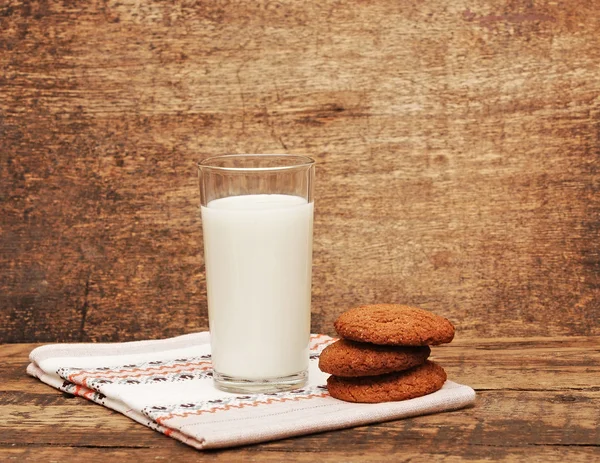신선한 우유와 쿠키 나무 테이블에 — 스톡 사진