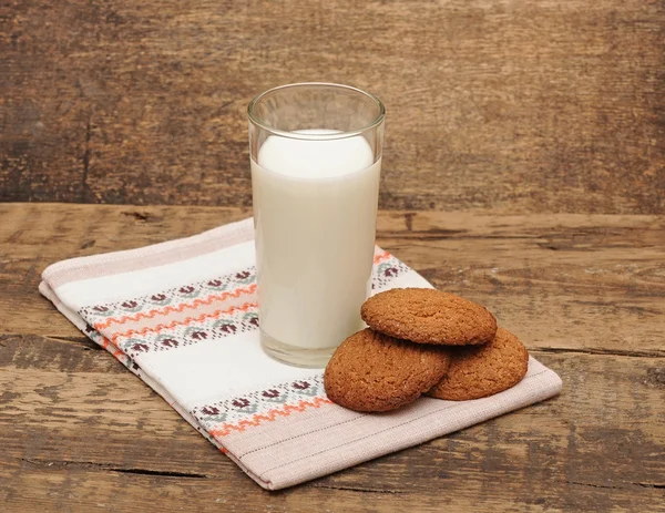Čerstvé mléko a sušenky na dřevěný stůl — Stock fotografie