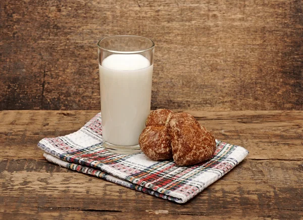 Fresh milk and cookies on wooden table — Stock Photo, Image