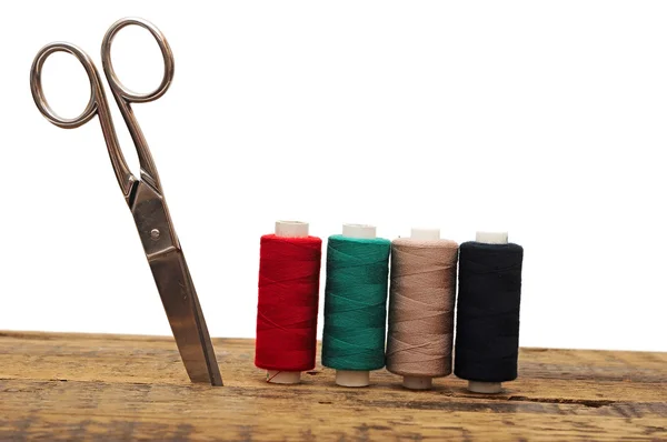 Инструменты для рукоделия разноцветные нити и ножницы на деревянных мешках — стоковое фото