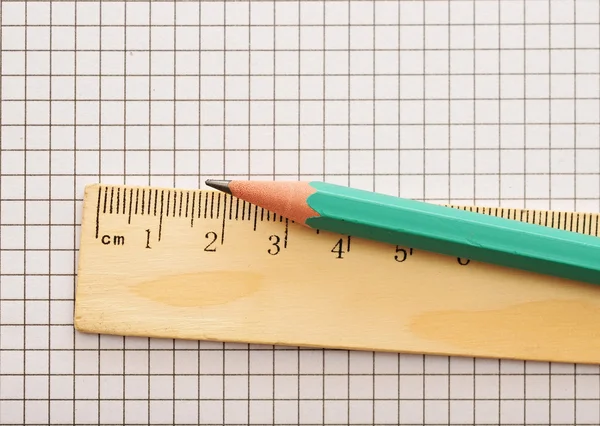 Vértes fából készült vonalzó és ceruza háttér — Stock Fotó