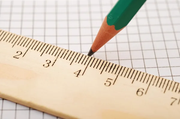 Zbliżenie drewnianej linijki i ołówka na tle — Zdjęcie stockowe