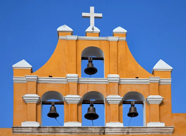 Iglesia mexicana amarilla contra cielo azul —  Fotos de Stock