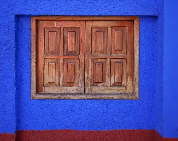 Дерев'яне вікно в синій стіні — стокове фото