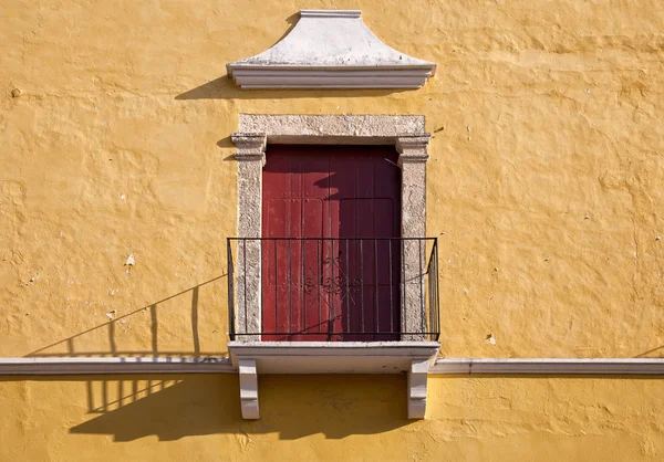 Віконний балкон в жовтій стіні — стокове фото