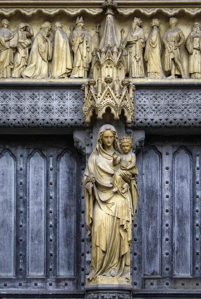 Mary and Jesus statue on the facade of a church — Stock Photo, Image
