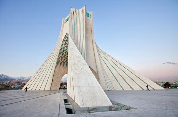 Vue latérale de la place Azadi à Téhéran — Photo