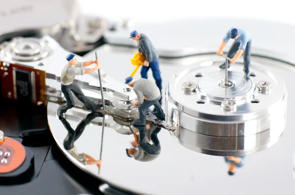 Groupe de travailleurs réparer le disque dur — Photo