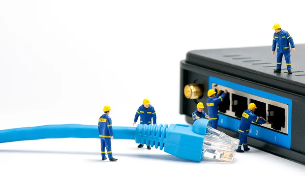 Técnicos conectando cabo de rede — Fotografia de Stock