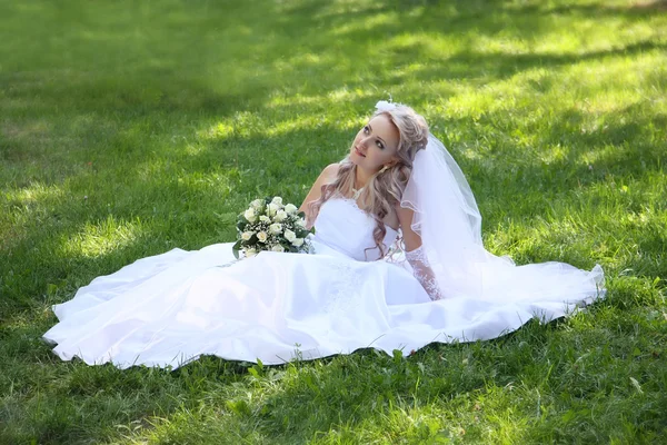 花嫁は草の上に座っています。. — ストック写真