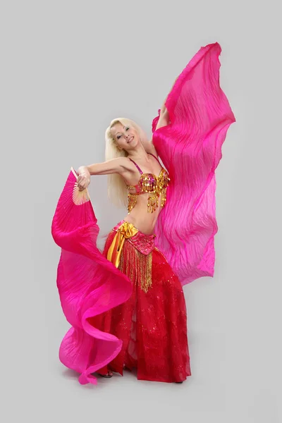 Lány táncol keleti tánc. — Stock Fotó