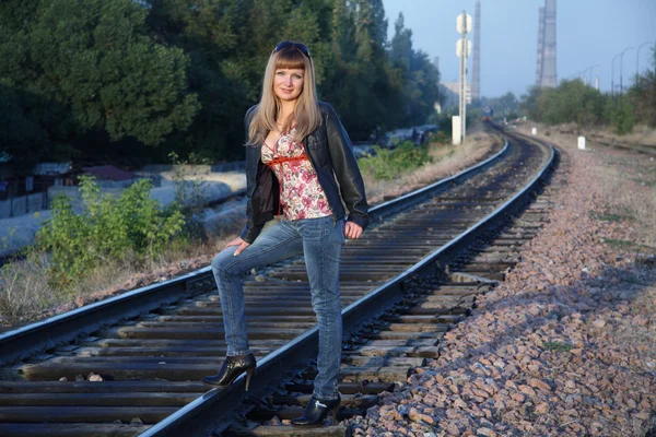Κορίτσι στέκεται στο σιδηροδρομικό τρόπο — Φωτογραφία Αρχείου