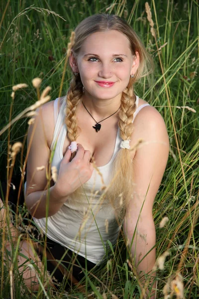Young girl in high grass. — Stock Photo, Image