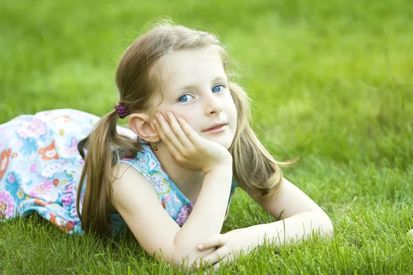Blond meisje buiten in een veld. — Stockfoto