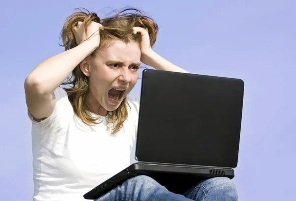 컴퓨터를 사용하는 여자 — 스톡 사진
