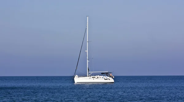 Barca solitaria — Foto Stock