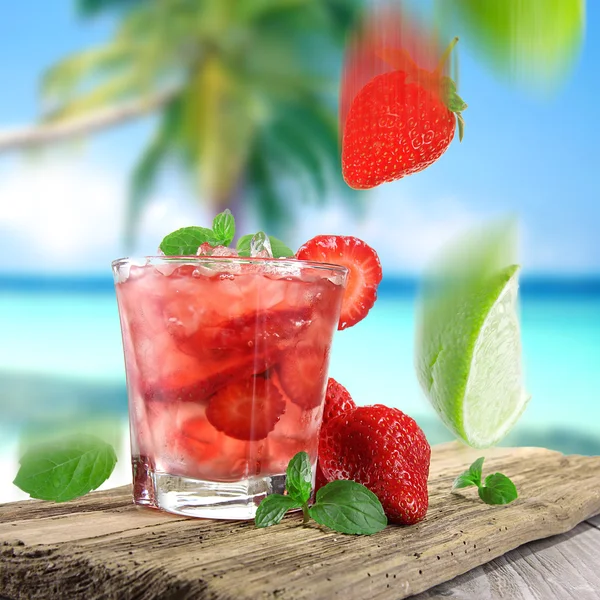 Ovocný koktejl na pláži — Stock fotografie