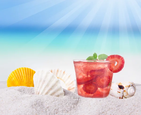 Cocktail di frutto su una spiaggia — Foto Stock