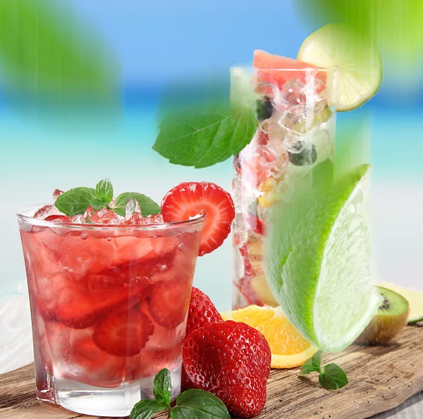 Cocktail de fruto em uma praia — Fotografia de Stock