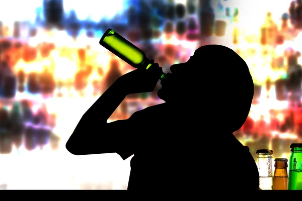 Silhouette di bere l'uomo al bar — Foto Stock