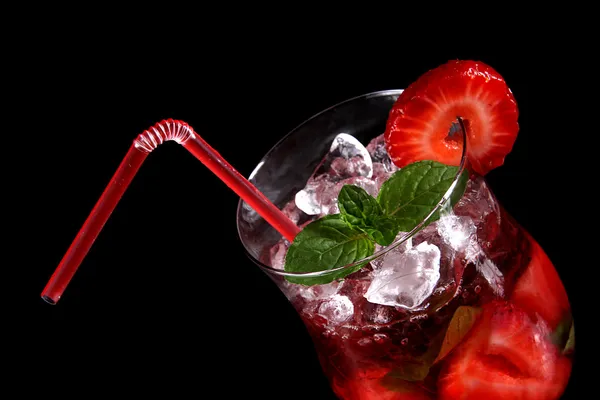 Erdbeer-Cocktail auf schwarzem Hintergrund — Stockfoto