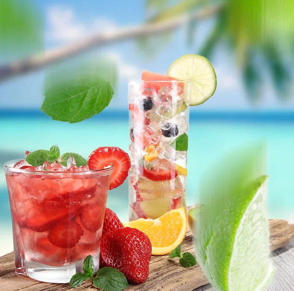 Cocktail de fruits sur une plage — Photo