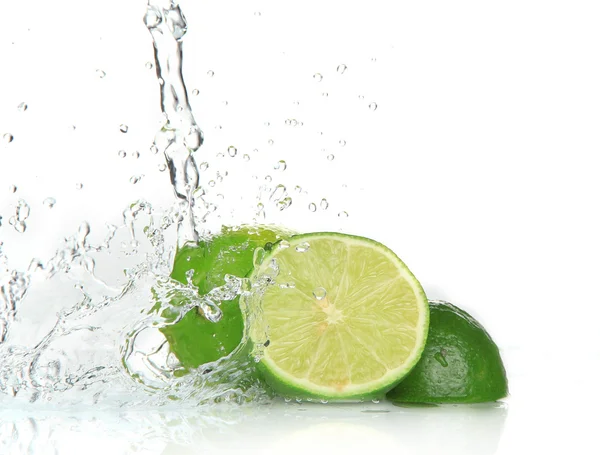 Gröna limefrukter med stänkande vatten — Stockfoto